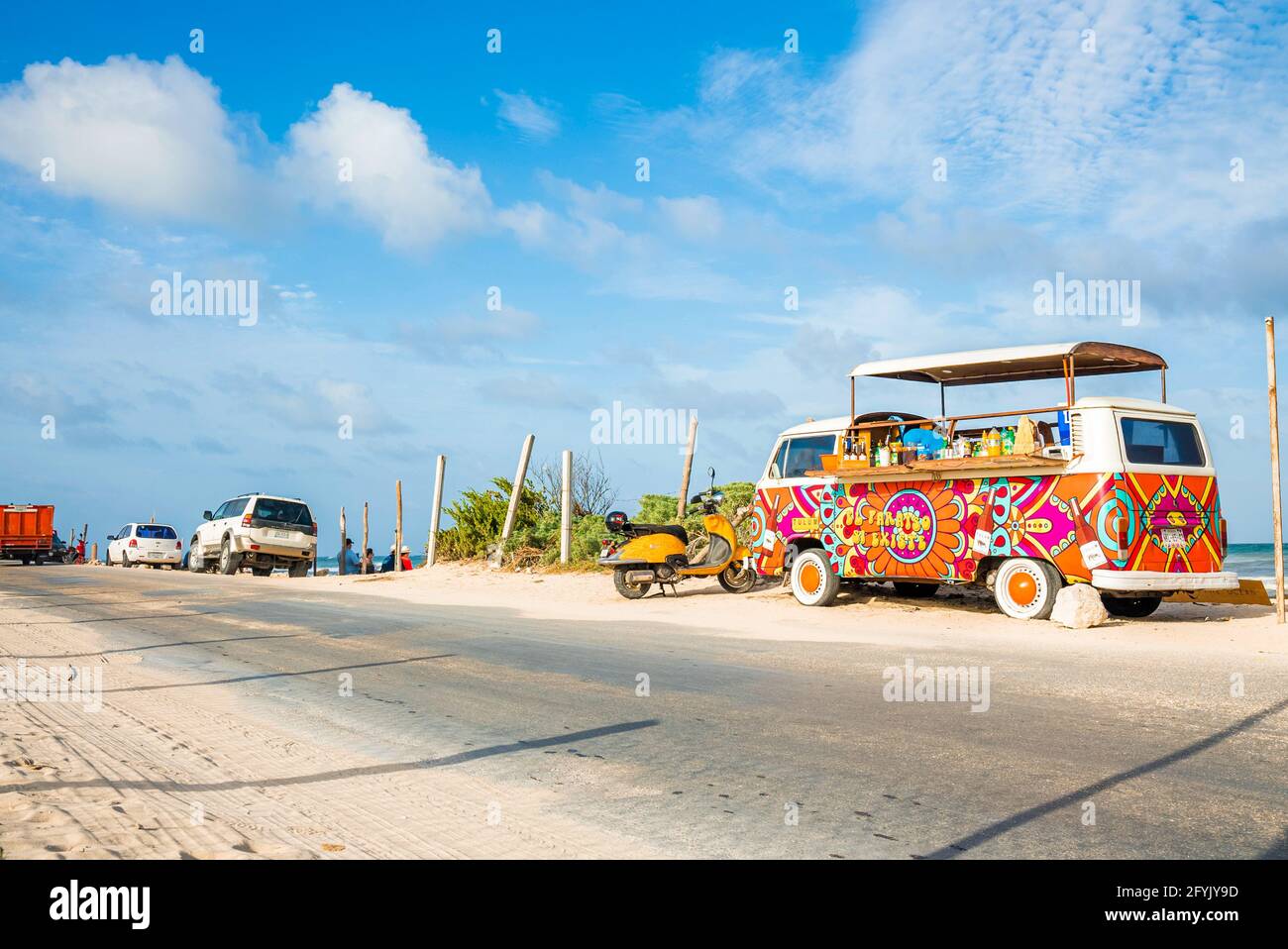 Hippie Volkswagen kombi Vintage auto sulla spiaggia ridisegnato come un bar Foto Stock
