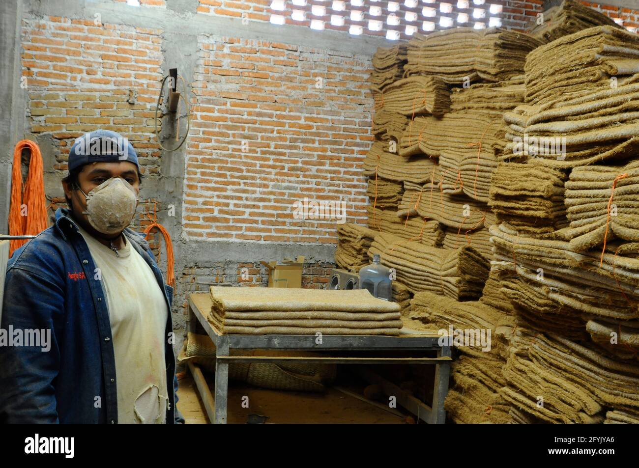 Queretaro, Messico. 28 maggio 2021. QUERETARO, MESSICO - MAGGIO 28: Un lavoratore produce un materasso prodotto da Coco Fibre, vengono utilizzati 6000 noci di cocco per ottenere la materia prima per la produzione di 800 letti, è la prima fabbrica dedicata alla produzione di materassi imbottiti di fibra di cocco. Il 28 maggio 2021 a Queretaro, Messico. (Foto di Eyepix/Sipa USA) Credit: Sipa USA/Alamy Live News Foto Stock