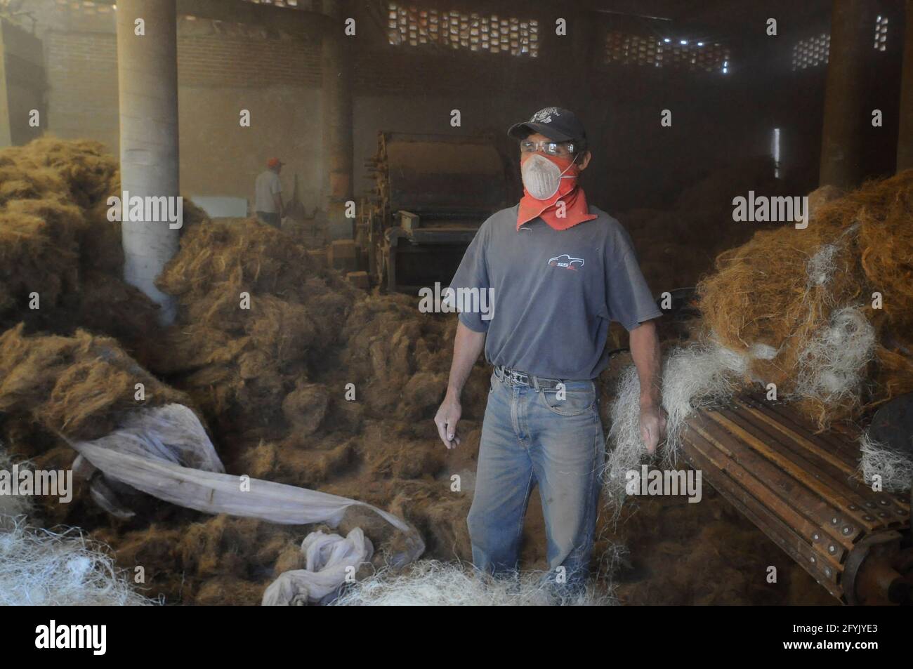 Queretaro, Messico. 28 maggio 2021. QUERETARO, MESSICO - MAGGIO 28: Un lavoratore produce un materasso prodotto da Coco Fibre, vengono utilizzati 6000 noci di cocco per ottenere la materia prima per la produzione di 800 letti, è la prima fabbrica dedicata alla produzione di materassi imbottiti di fibra di cocco. Il 28 maggio 2021 a Queretaro, Messico. (Foto di Eyepix/Sipa USA) Credit: Sipa USA/Alamy Live News Foto Stock