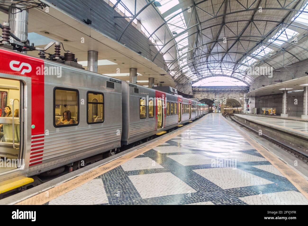 LISBONA, PORTOGALLO - 9 OTTOBRE 2017: Piattaforme della stazione ferroviaria di Rossio a Lisbona, Portogallo Foto Stock