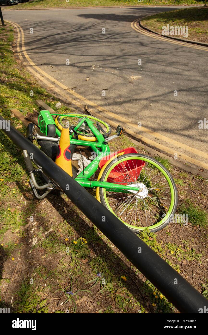 Trovato still-life di noleggio biciclette scartato, cono di traffico e tubo di scarico Foto Stock