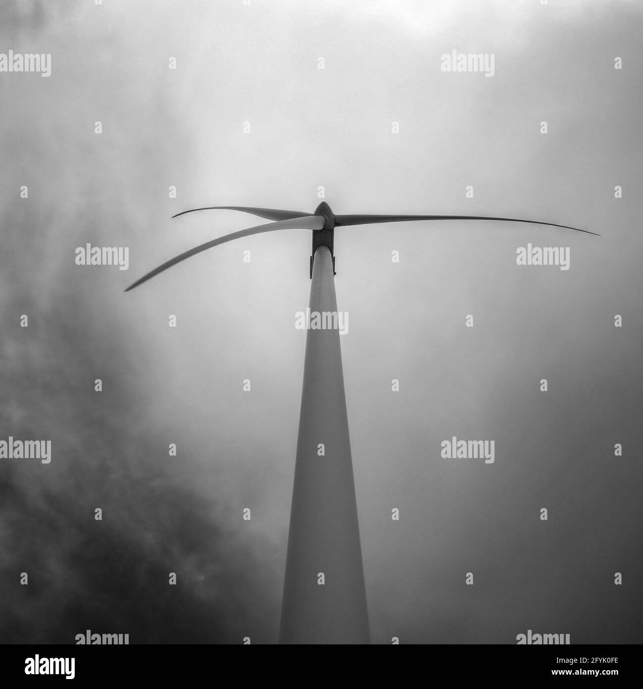 Colpo monocromo di turbine eoliche e nuvole. Foto Stock