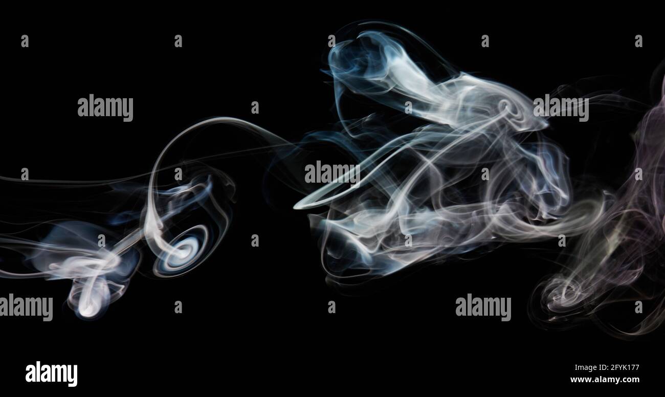 Linea di fumo blu forma della turbolenza su sfondo nero isolato Foto Stock