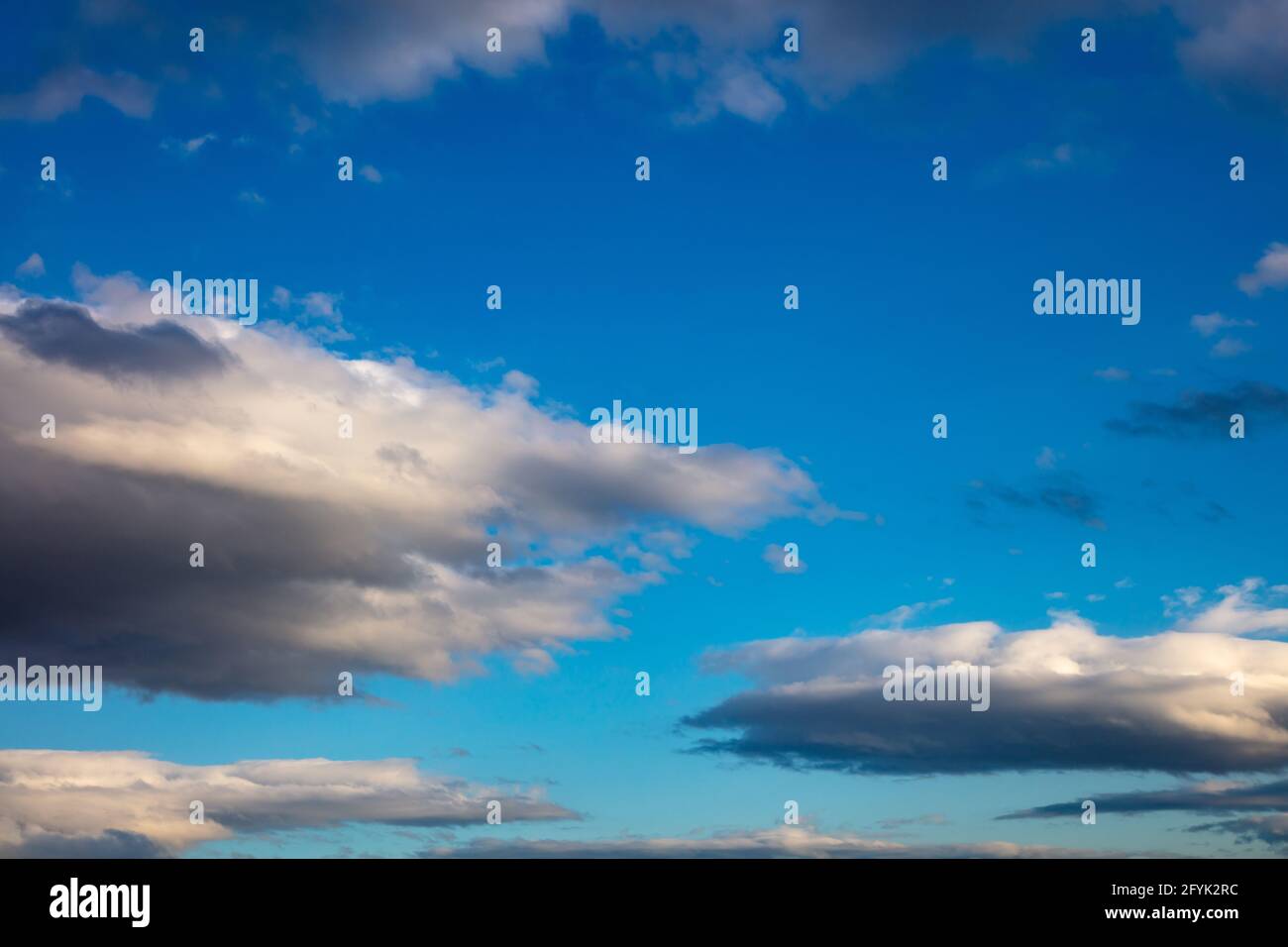 Cielo blu con poche nubi soffici concetto. Sovrastato con tramonto, alba su cielo blu come sfondo. Orizzonte luminoso colorato, astratto, spazio di copia, wallp Foto Stock