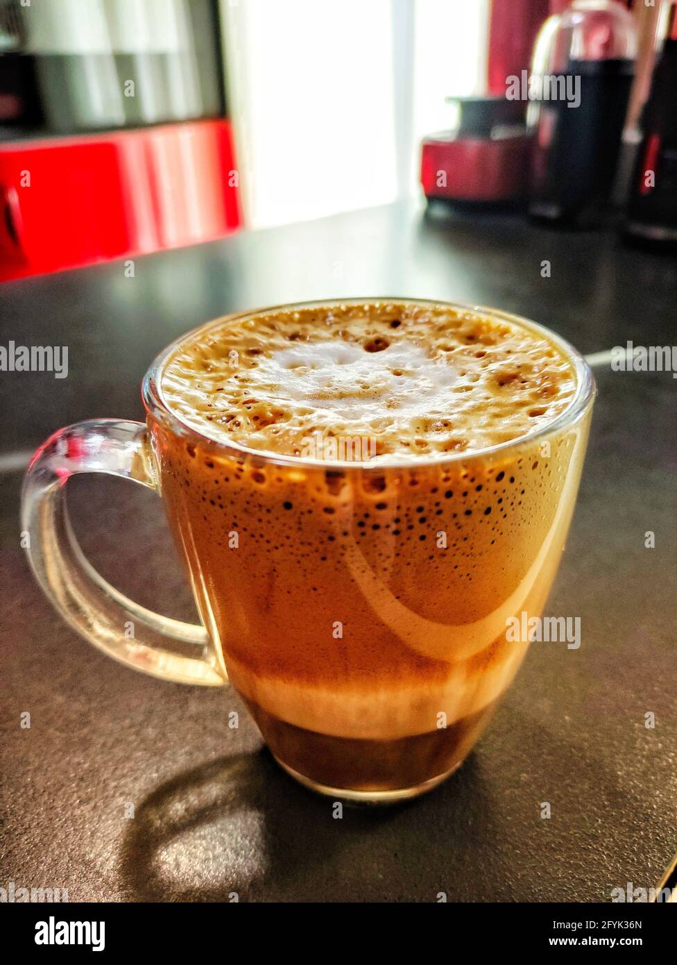 Tempo di caffè. Caffè caldo istantaneo servito. Concetto di cibo e bevande. Foto Stock