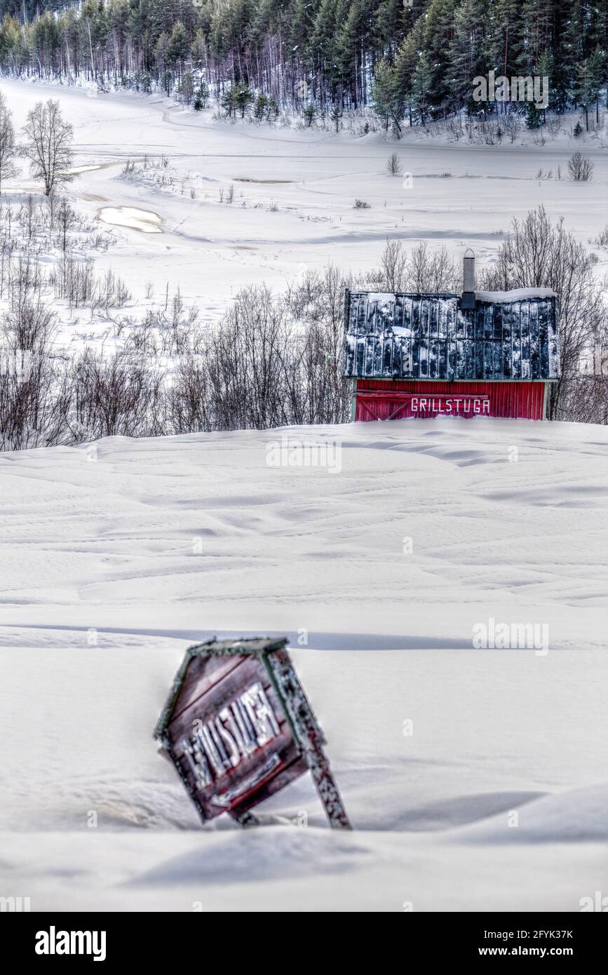 Grillstuga (capanna barbecue) nel nord svedese inverno. Foto Stock