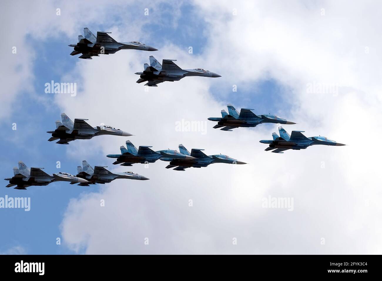 MOSCA, RUSSIA - 7 MAGGIO 2021: Gruppo di intercettatori supersonici militari russi ad alta quota su-34, su-35, su-30SM mostra la figura Tactical Wing in flig Foto Stock