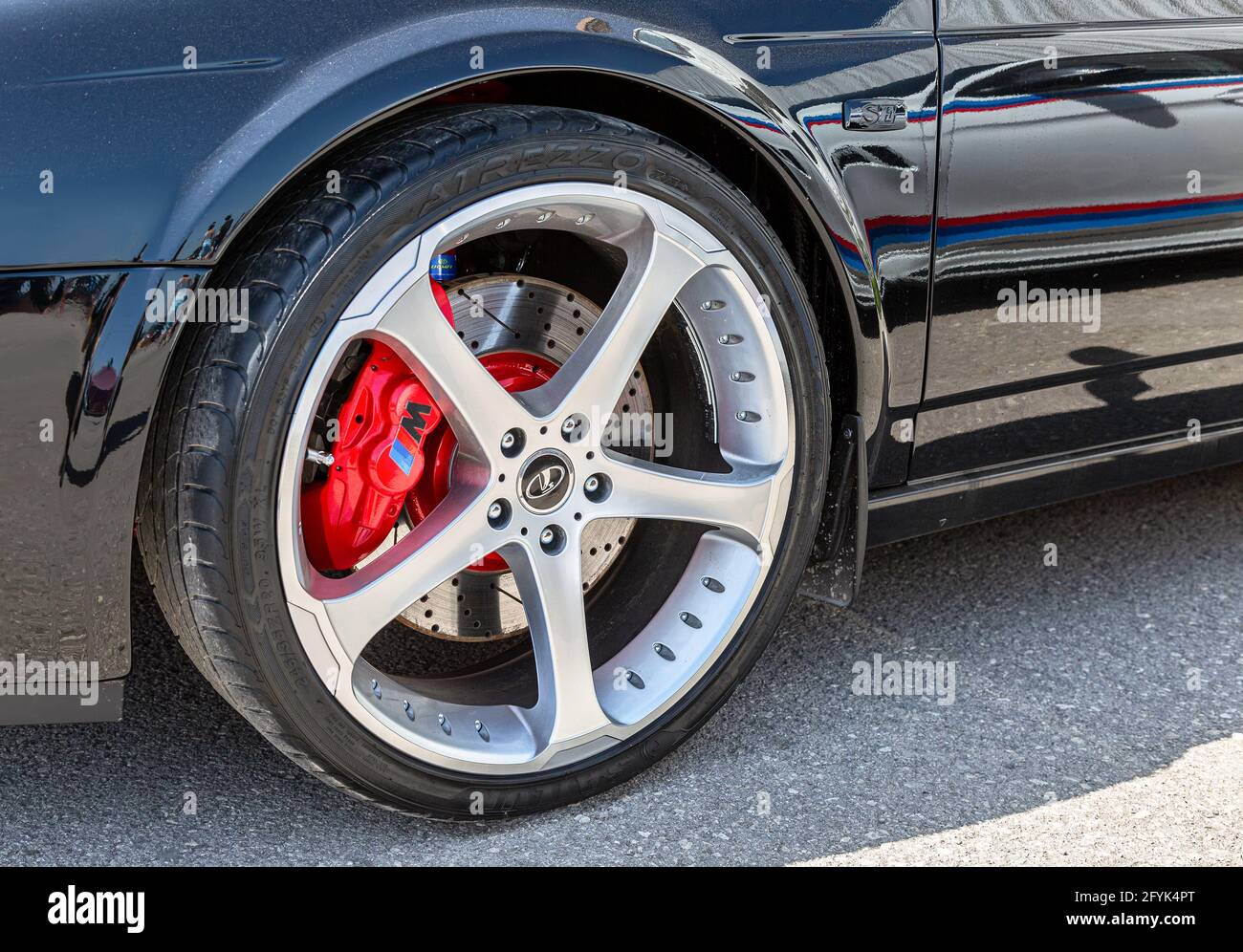 Samara, Russia - 15 maggio 2021: Ruota per auto moderna con impianto frenante, disco in lega leggera e pneumatico a basso profilo Foto Stock