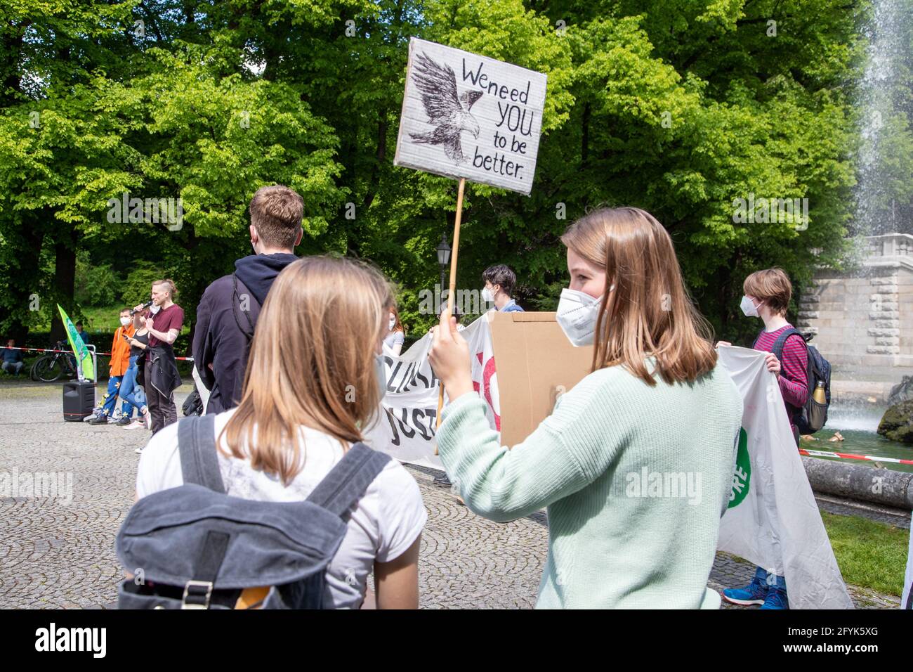 Demonstantin hält ein Swild mit der Aufschrift: ' abbiamo bisogno di essere meglio. " um die 80 Menschen versammelten sich am 28. Maggio 2021 a München, um für Klimagerechtigkeit zu demonstrieren. * il protestante tiene la lettura del segno: 'Abbiamo bisogno che siate migliori. Il 28 maggio 2021 circa 80 persone si sono unite a una manifestazione per la giustizia climatica a Monaco, in Germania. (Foto di Alexander Pohl/Sipa USA) Credit: Sipa USA/Alamy Live News Foto Stock