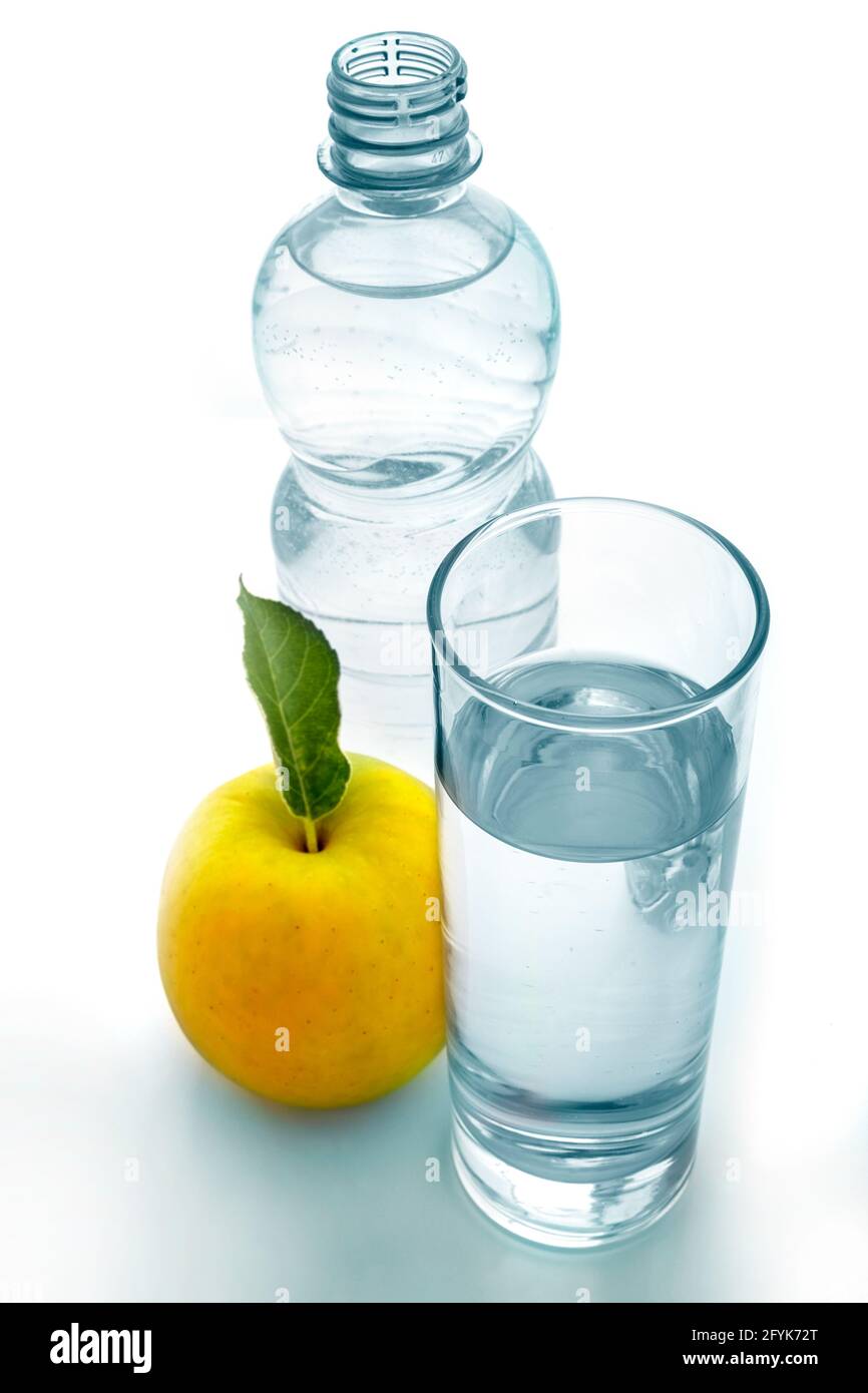 Bottiglia e bicchiere di acqua di sorgente pulita e fresca su sfondo bianco Foto Stock