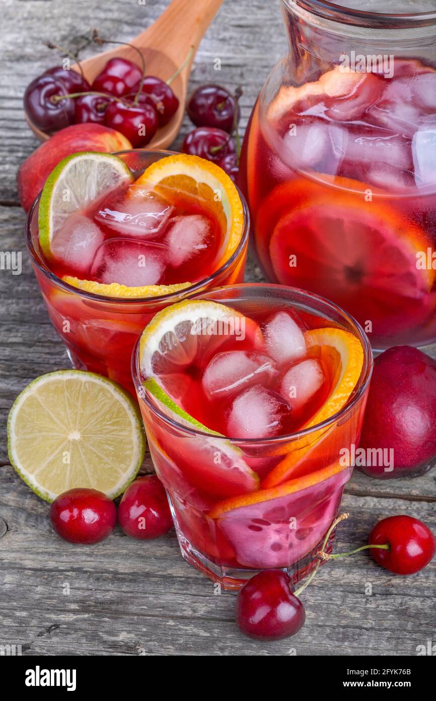 Bevanda estiva ghiacciata con molta frutta, sangria Foto Stock