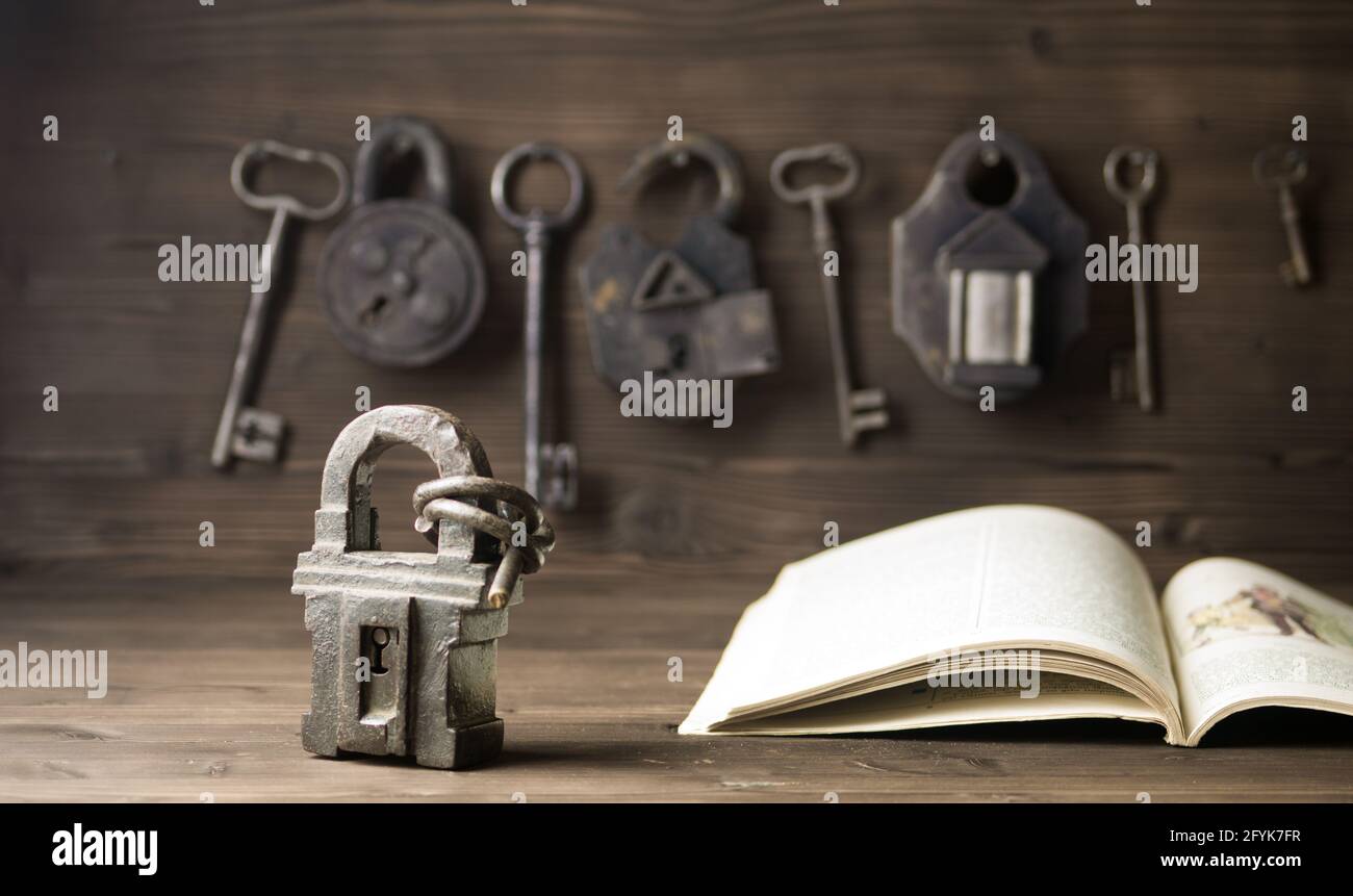 lucchetto e libro vintage Foto Stock