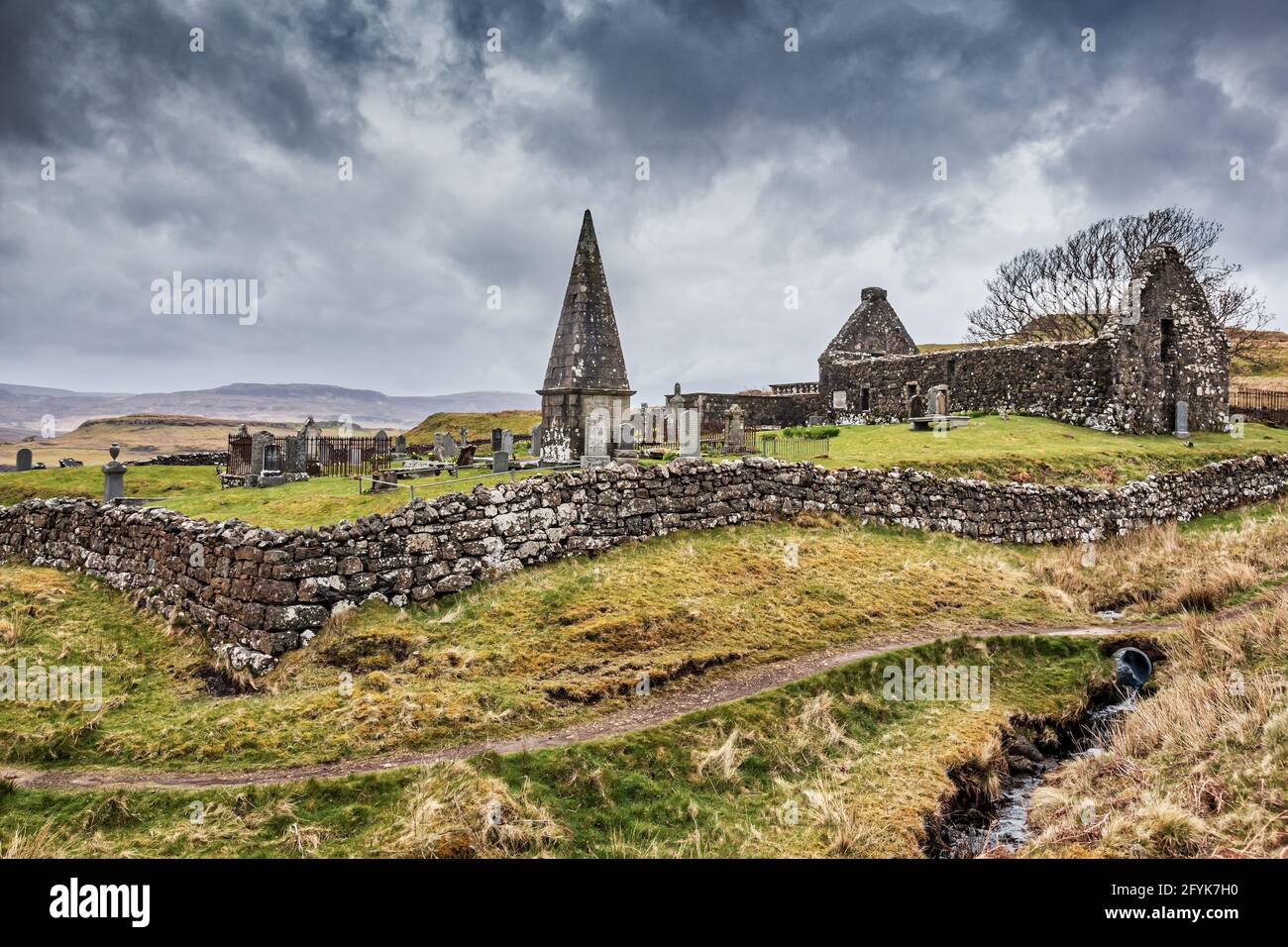La Vecchia Chiesa di Santa Maria e il terreno di sepoltura occupano una bassa posizione collinare sopra Dunvegan, sulla penisola duirinish dell'Isola di Skye. Foto Stock