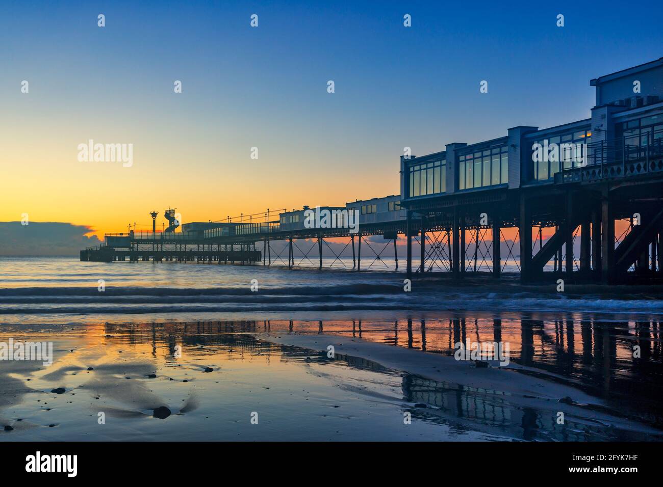 Una splendida alba invernale al Sandown Pier sull'Isola di Wight. Foto Stock
