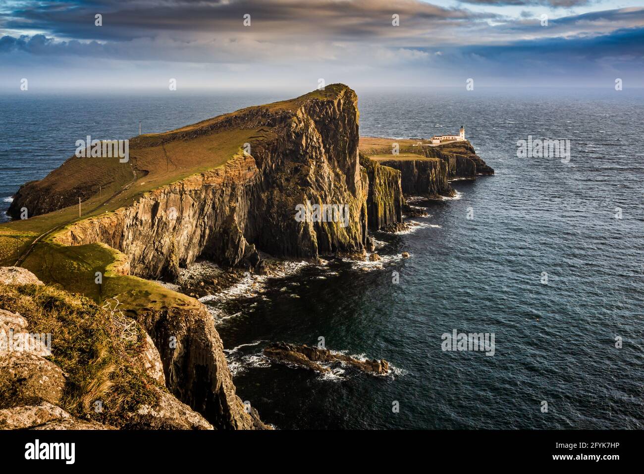 Neist Point Lighthouse vicino a Glendale sulla costa occidentale dell'Isola di Skye nelle Highlands della Scozia. Foto Stock