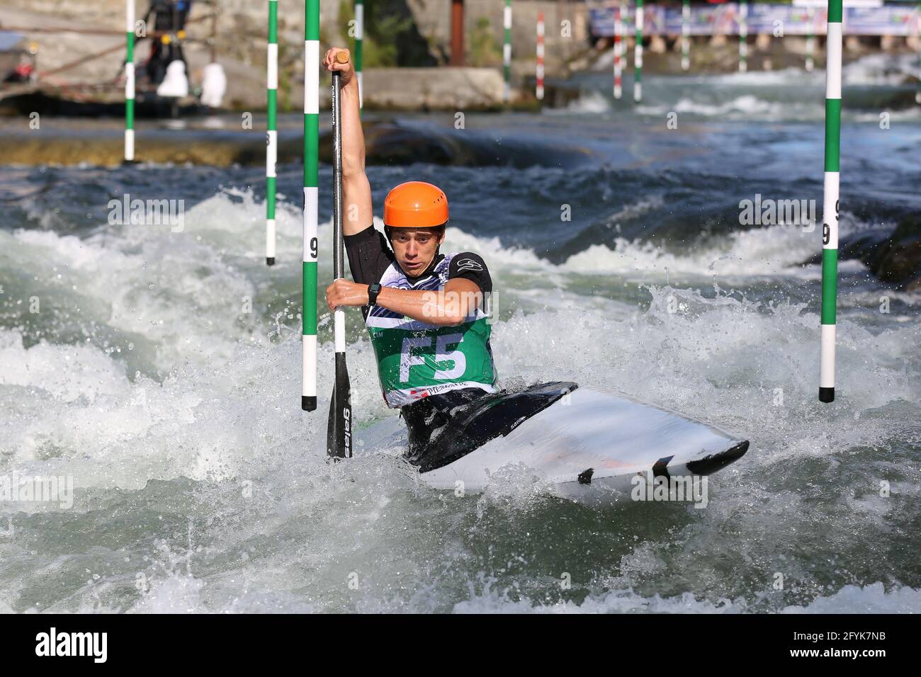 Forerunner BARZON d'Italia davanti alla canoa femminile (C1) Semifinali durante i Campionati europei di ECA sulla Dora Baltea fiume il 9 maggio 2021 i Foto Stock