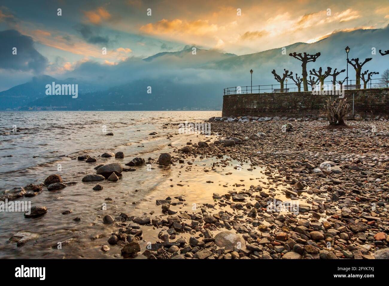 Alba che illumina il cielo a Bellagio sul Lago di Como nei laghi italiani. Foto Stock