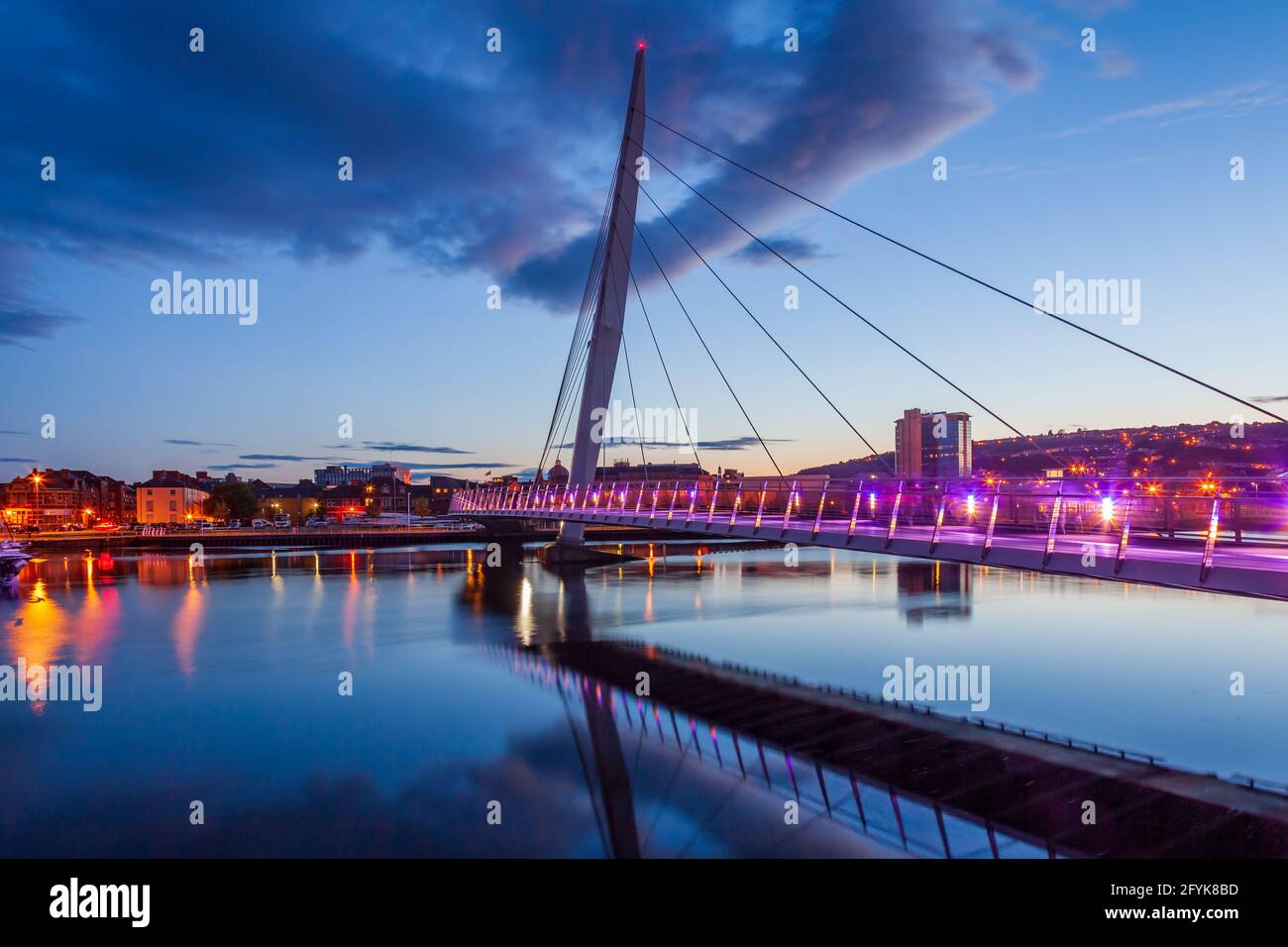 Riflessioni di un'ora blu al Swansea Sail Bridge sul fiume Tawe presso il porto turistico di Swansea. Foto Stock