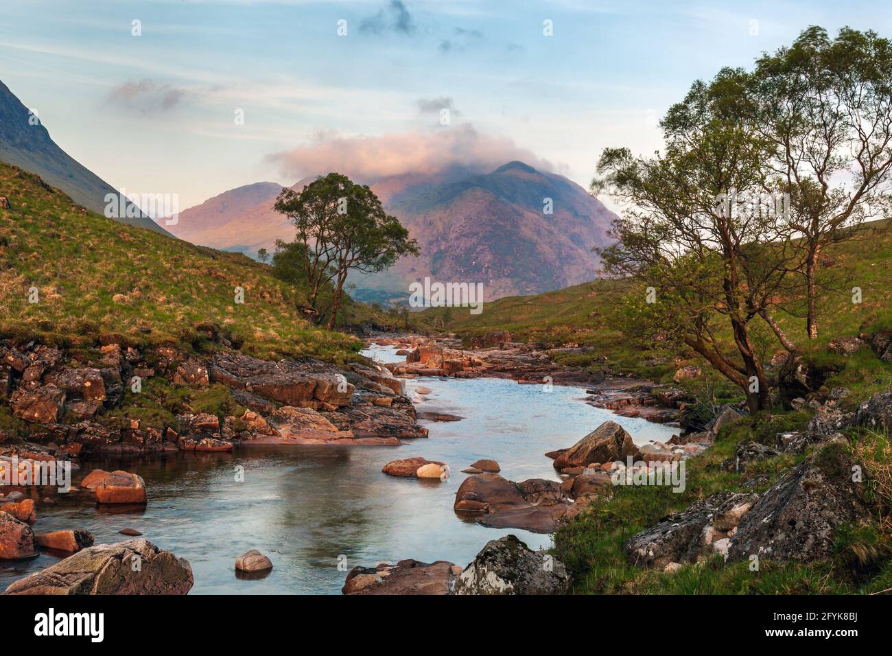 Il fiume Etive scorre attraverso Glen Etive nelle Highlands scozzesi. Foto Stock