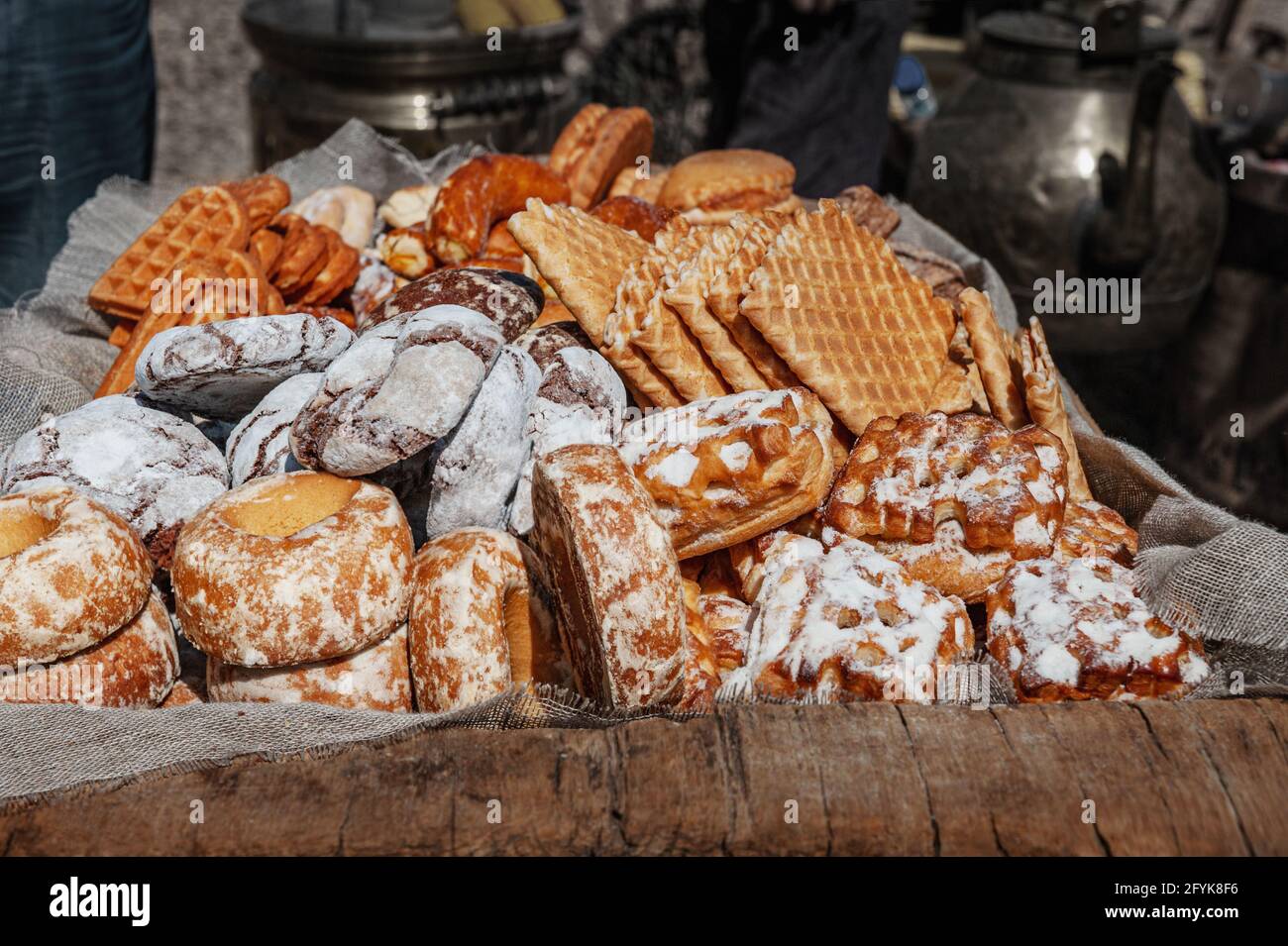 Un assortimento di pane artigianale è disponibile presso il mercato contadino. Molti tipi diversi di pane avvolto in carta artigianale. Concetto di piccola impresa-baki Foto Stock