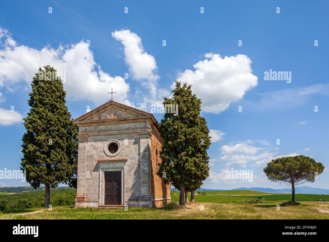 La Cappella della Madonna di Vitaleta è un piccolo e bellissimo luogo di culto nel paesaggio della Val d'Orcia in Toscana. Foto Stock