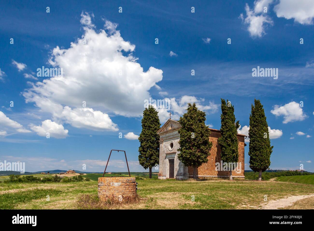 La Cappella della Madonna di Vitaleta è un piccolo e bellissimo luogo di culto nel paesaggio della Val d'Orcia in Toscana. Foto Stock
