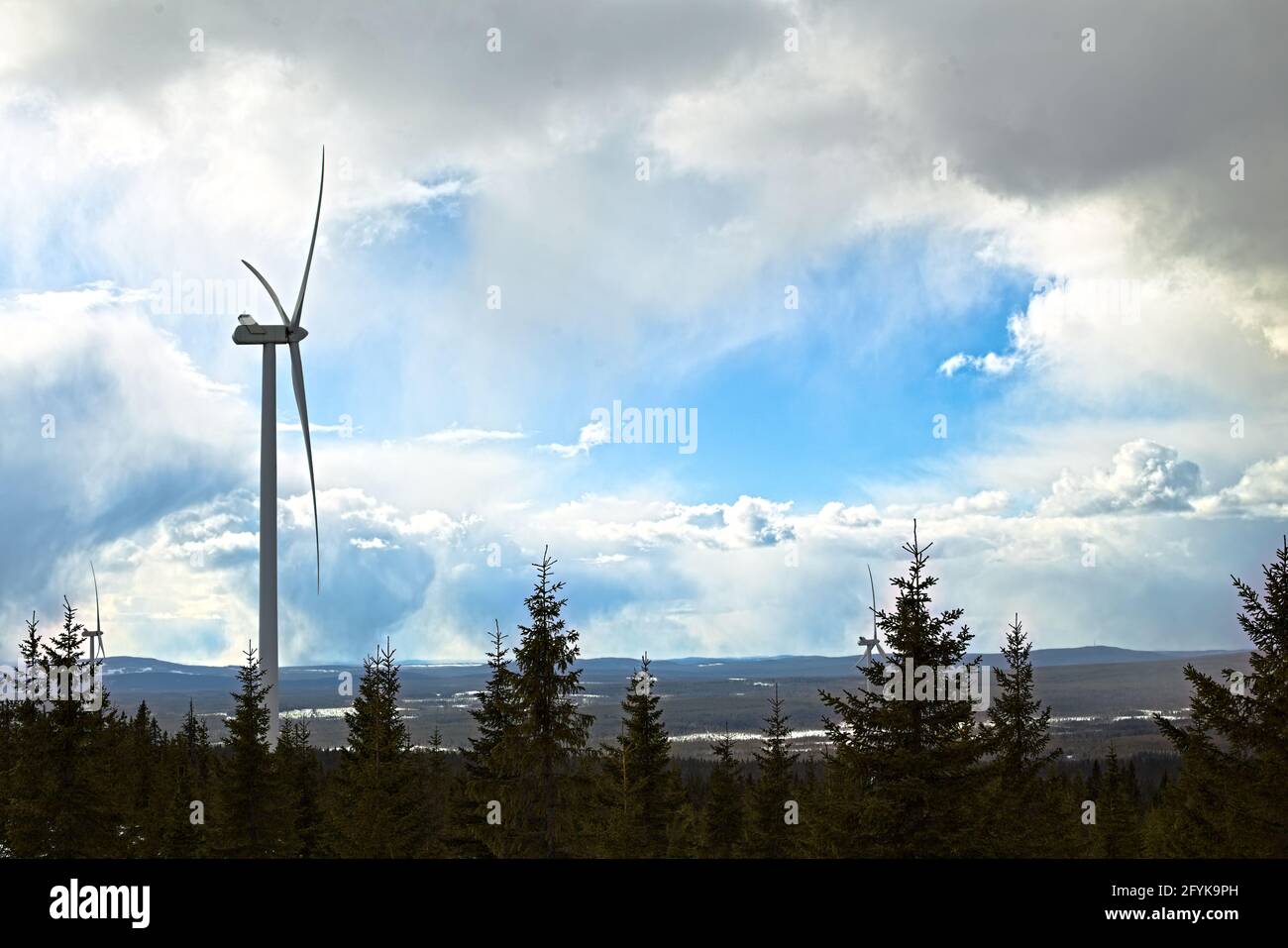 Nuvole di pioggia nel parco eolico di Amliden in Svezia. Foto Stock