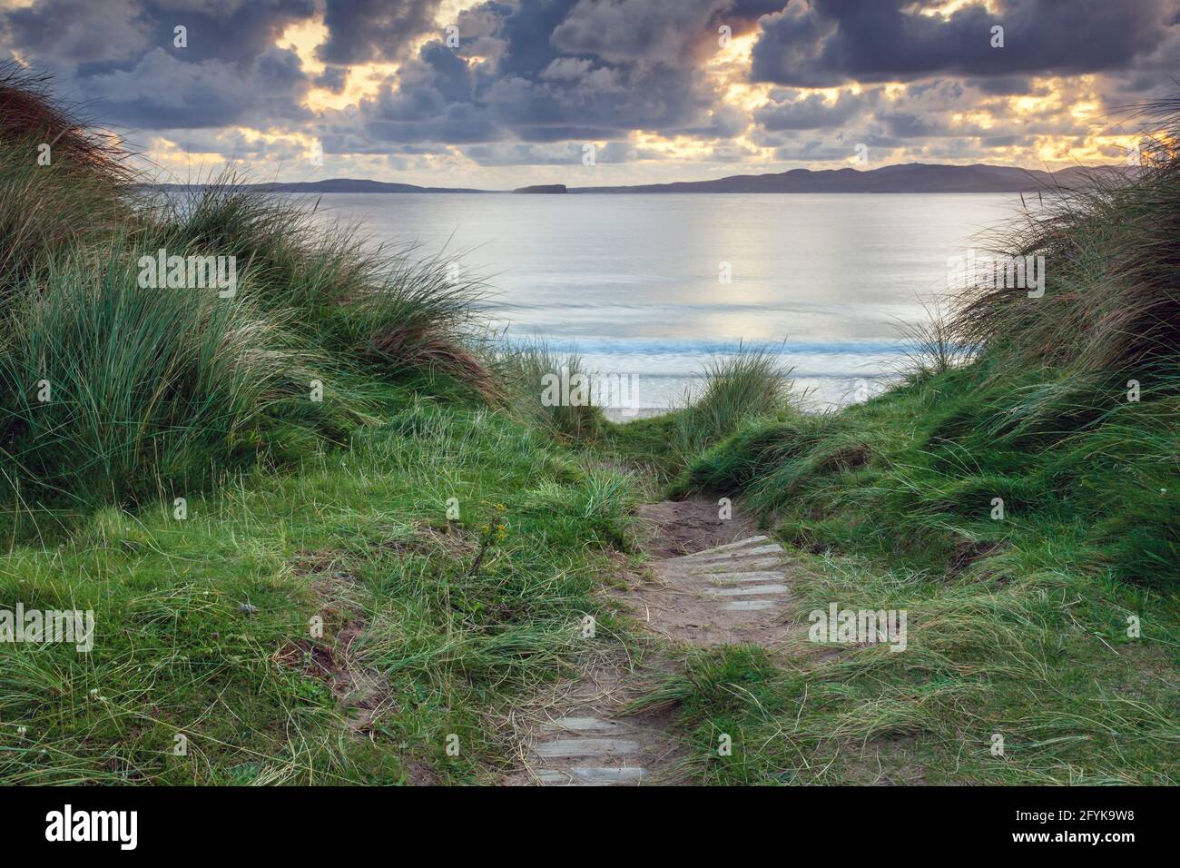 Un sentiero conduce alla spiaggia vicino a Stragill nella contea di Donegal, Irlanda. Preso poco dopo l'alba. Foto Stock