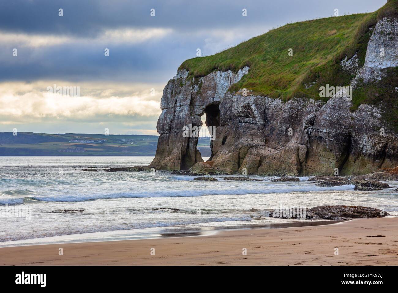 Rock Arch, conosciuto come Elephant Rock a Whiterocks Beach, situato appena fuori dalla strada costiera di Causeway sulla costa nord dell'Irlanda del Nord. Foto Stock