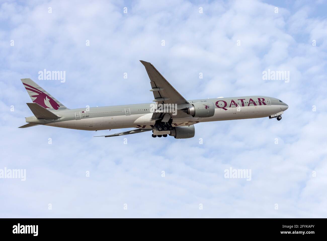Qatar Airways Boeing 777-3DZ-ER (REG: A7-BEF) partenza pista 13 di ritorno a Doha. Foto Stock