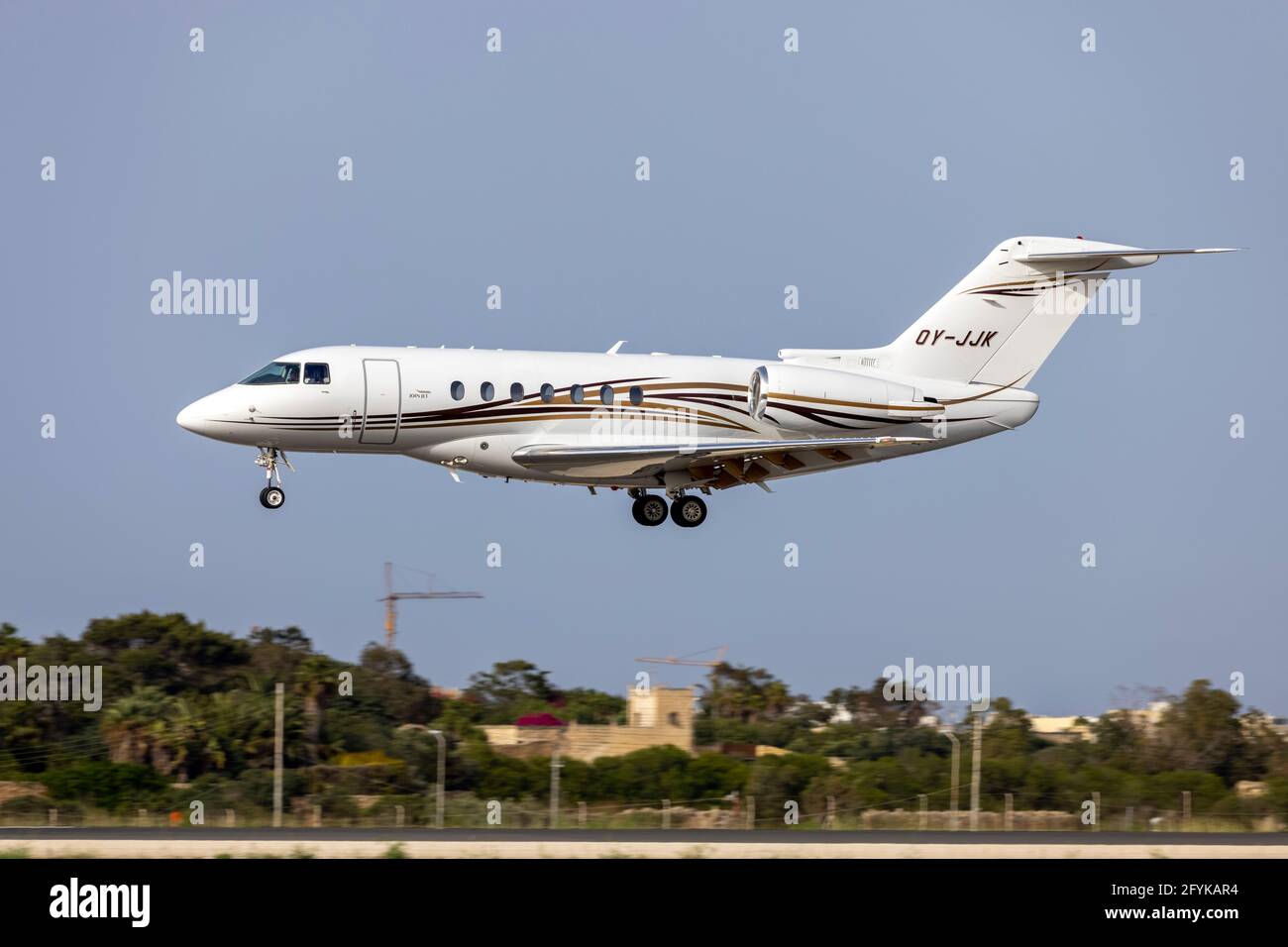 JoinJet Hawker Beechcraft 4000 (REG: OY-JJK) pista di atterraggio 31 in serata. Foto Stock