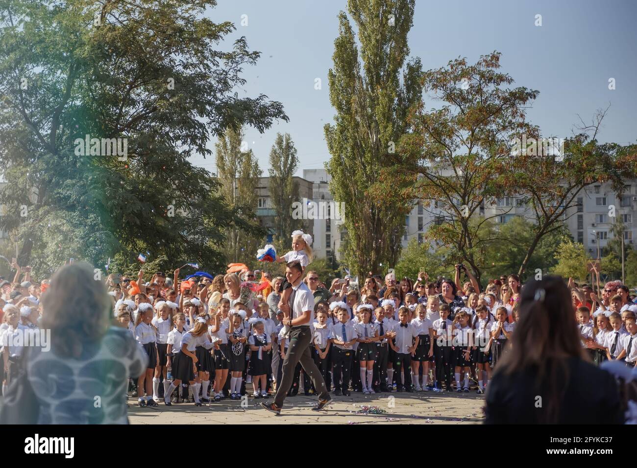 Kerch Russia - 1 settembre 2020 - i bambini vanno a scuola, prima campana, bambini in uniformi scolastiche, insegnanti e genitori sullo sfondo vicino al sc Foto Stock