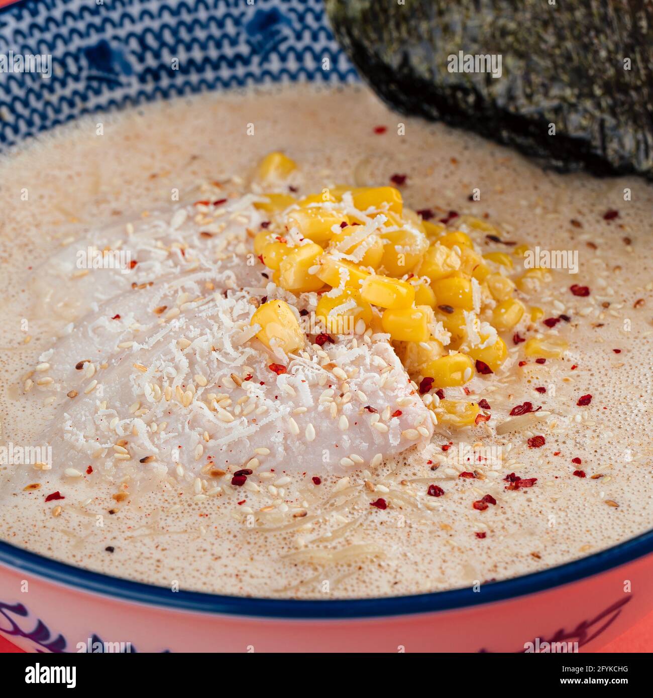 Ciotola di zuppa di noodle ramen al formaggio con mais Foto Stock