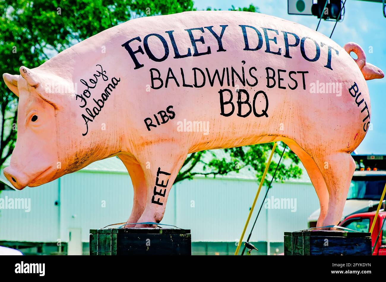 Una statua di maiale rosa pubblicizza il barbecue in stile Carolina al distributore di benzina Foley Depot, 27 maggio 2021, a Foley, Alabama. Foto Stock