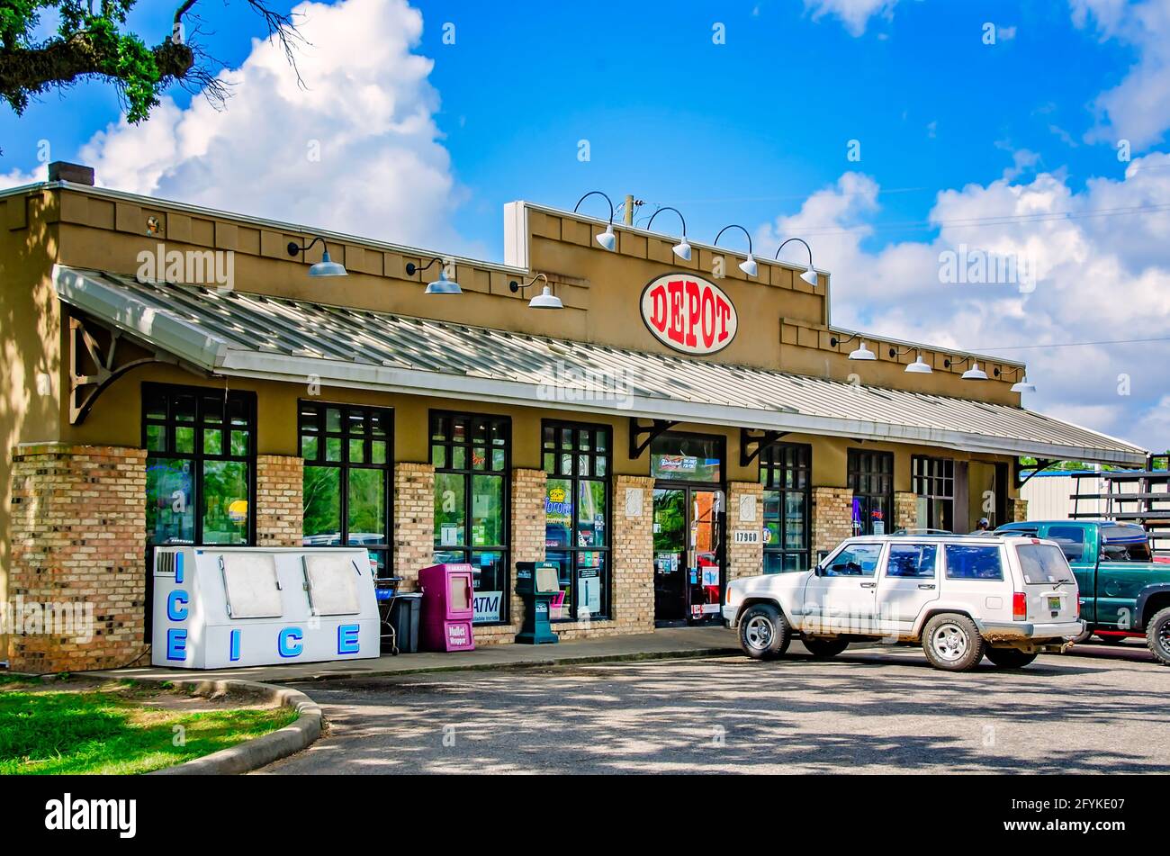 Il distributore di benzina Foley Depot è raffigurato, il 27 maggio 2021, a Foley, Alabama. La stazione di servizio Chevron è famosa per il suo barbecue. Foto Stock