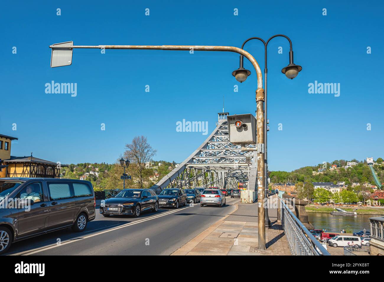 Ingorgo sul ponte di Blaues Wunder a Dresda, Sassonia, Germania, con speedcontrol box in primo piano Foto Stock
