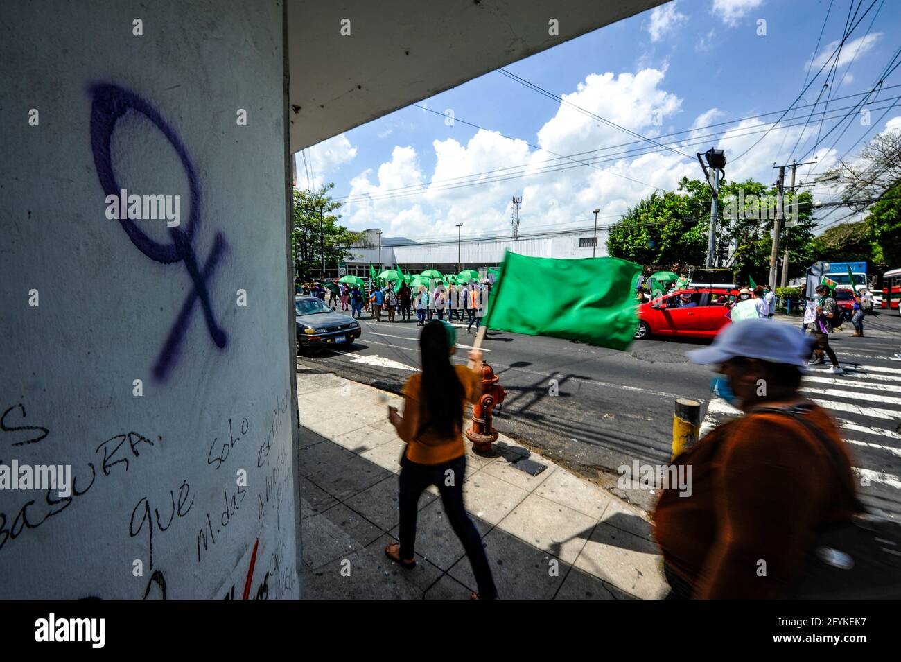 San Salvador, El Salvador. 28 maggio 2021. Un simbolo di venere visto dipinto su un muro mentre le donne marciano attraverso una strada durante la manifestazione.le donne e i movimenti femministi Salvadoran hanno marciato verso il Congresso nella Giornata Internazionale d'azione per la Salute delle Donne protestando contro un aumento di femminicidi, Donne scomparse e l'archiviazione delle leggi che andrebbero a beneficio delle donne e della comunità LGBT. (Foto di Camilo Freedman/SOPA Images/Sipa USA) Credit: Sipa USA/Alamy Live News Foto Stock