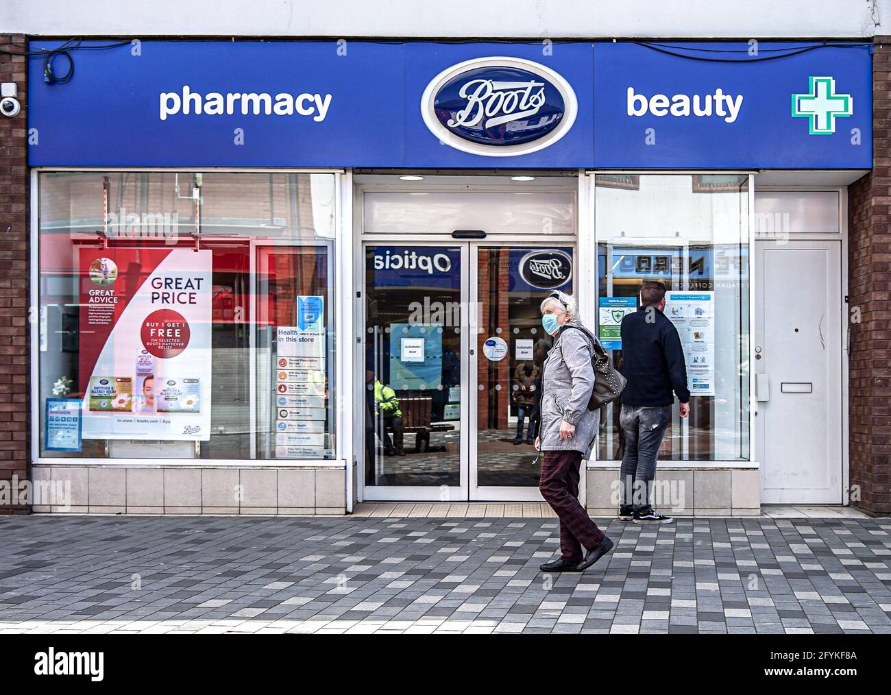 Lisburn, Antrim, Regno Unito. 26 Maggio 2021. Shopping passa da Boots Beauty Pharmacy su Bow St. Credit: Michael Mcnerney/SOPA Images/ZUMA Wire/Alamy Live News Foto Stock