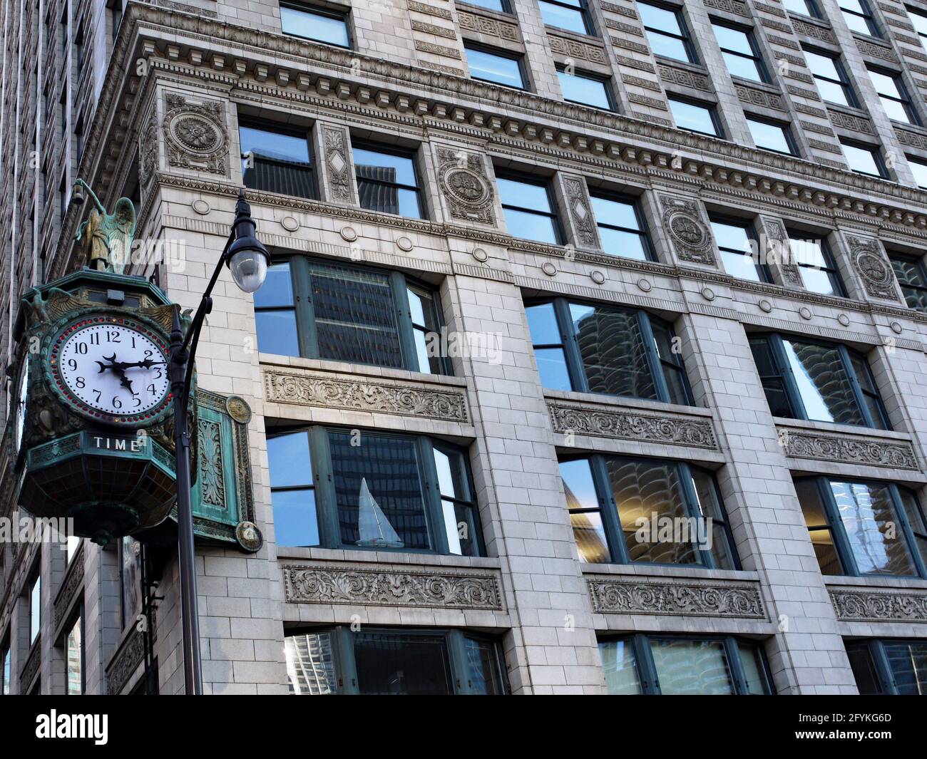 Chicago, USA - decorati dettagli neoclassici sulla facciata di 35 East Wacker Drive, tipico degli edifici degli uffici di Chicago nel 19 Foto Stock