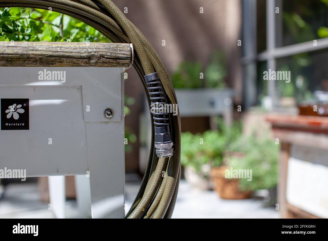 Una vista ravvicinata di un raccordo per tubi in acciaio inossidabile, per evitare la lisciviazione di piombo e altri metalli pesanti nell'acqua. Tubi per acqua potabile ar Foto Stock