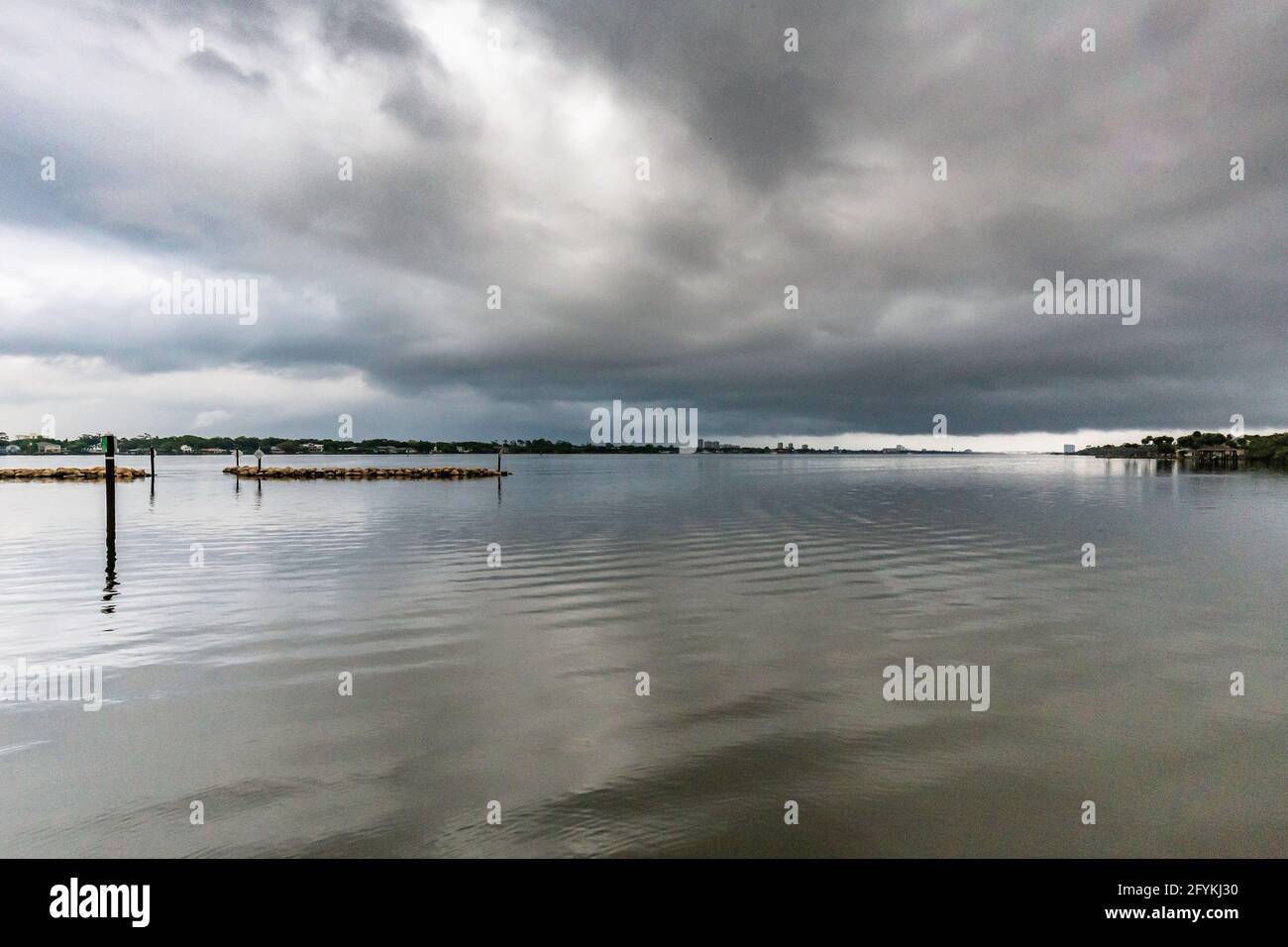 Fiume Halifax prima della tempesta, Intercoastal Waterway, Ormond Beach, Florida Foto Stock