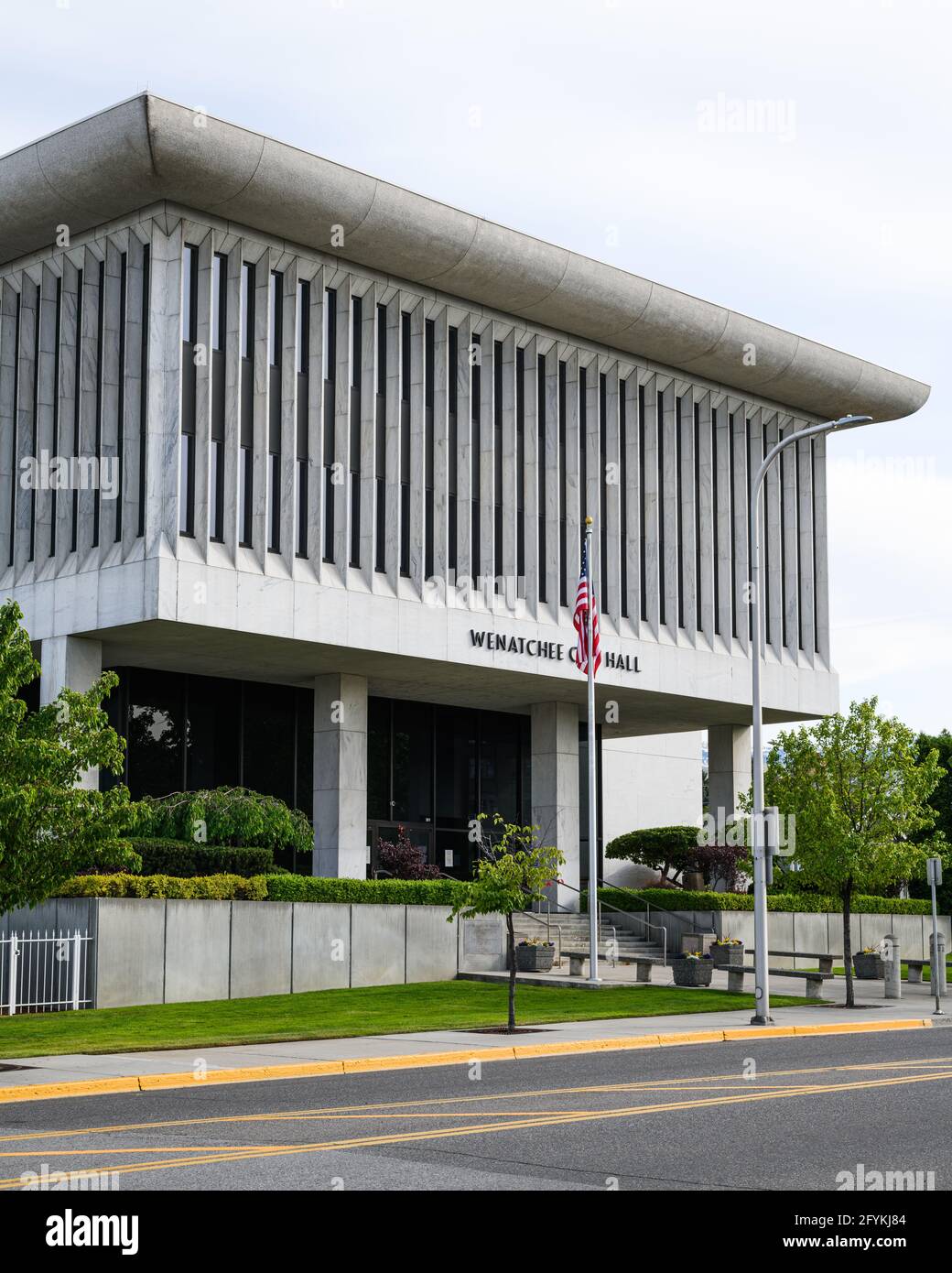 Wenatchee, WA, USA - 26 maggio 2021; il municipio di Wenatchee nella contea di Chelan si trova nel vecchio edificio federale. L'edificio si trova in Yakima Street Foto Stock