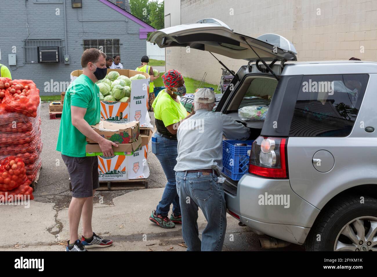Detroit, Michigan - i volontari del quartiere di Morningside distribuiscono cibo gratuito in una parte a basso reddito della città. Il cibo è stato donato attraverso Foto Stock