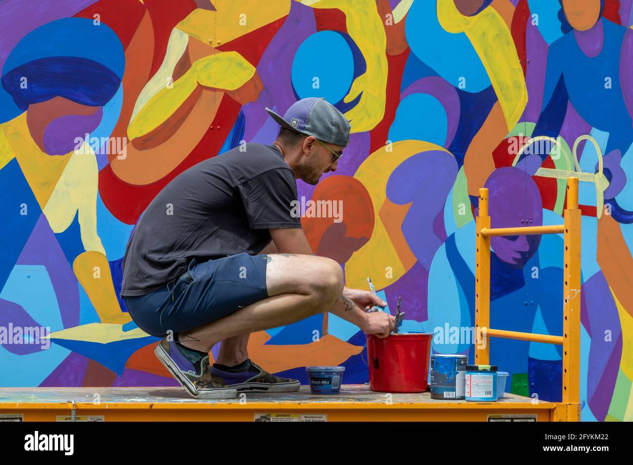 Deetroit, Michigan - Jake Dwyer dipinge un murale in un parco cittadino nel quartiere di Morningside. Dwyer è stato scelto per il lavoro dagli organi di quartiere Foto Stock