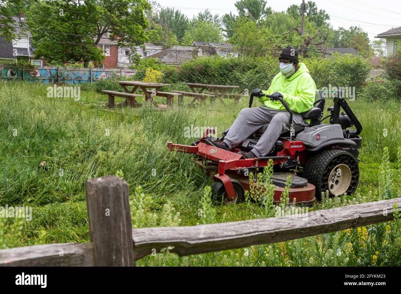 Detroit, Micigan - Aaron Smith della squadra di Motor City Grounds taglia l'erba in un parco di quartiere durante una pulizia annuale della città chiamata The Motor Foto Stock