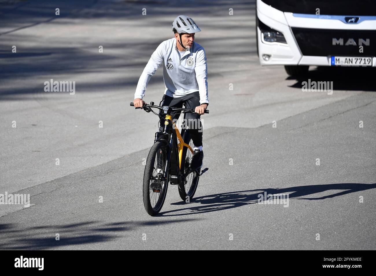 Oliver BIERHOFF (Team Manager GER) in mountain bike. Formazione. Squadra  nazionale tedesca di calcio, campo di allenamento a Seefeld/Tirolo il 28  maggio 2021 Foto stock - Alamy