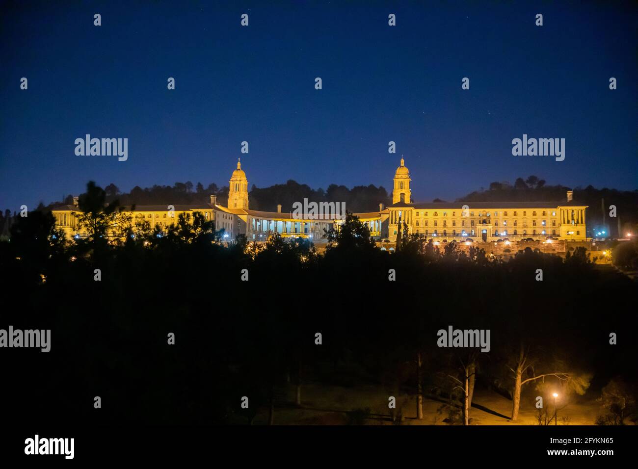 Pretoria, Sudafrica. 29 maggio 2021. L'Unione si edita di notte. Sono la sede del governo sudafricano e ospitano gli uffici del presidente del Sudafrica. Credit: Christoph Soeder/dpa/Alamy Live News Foto Stock