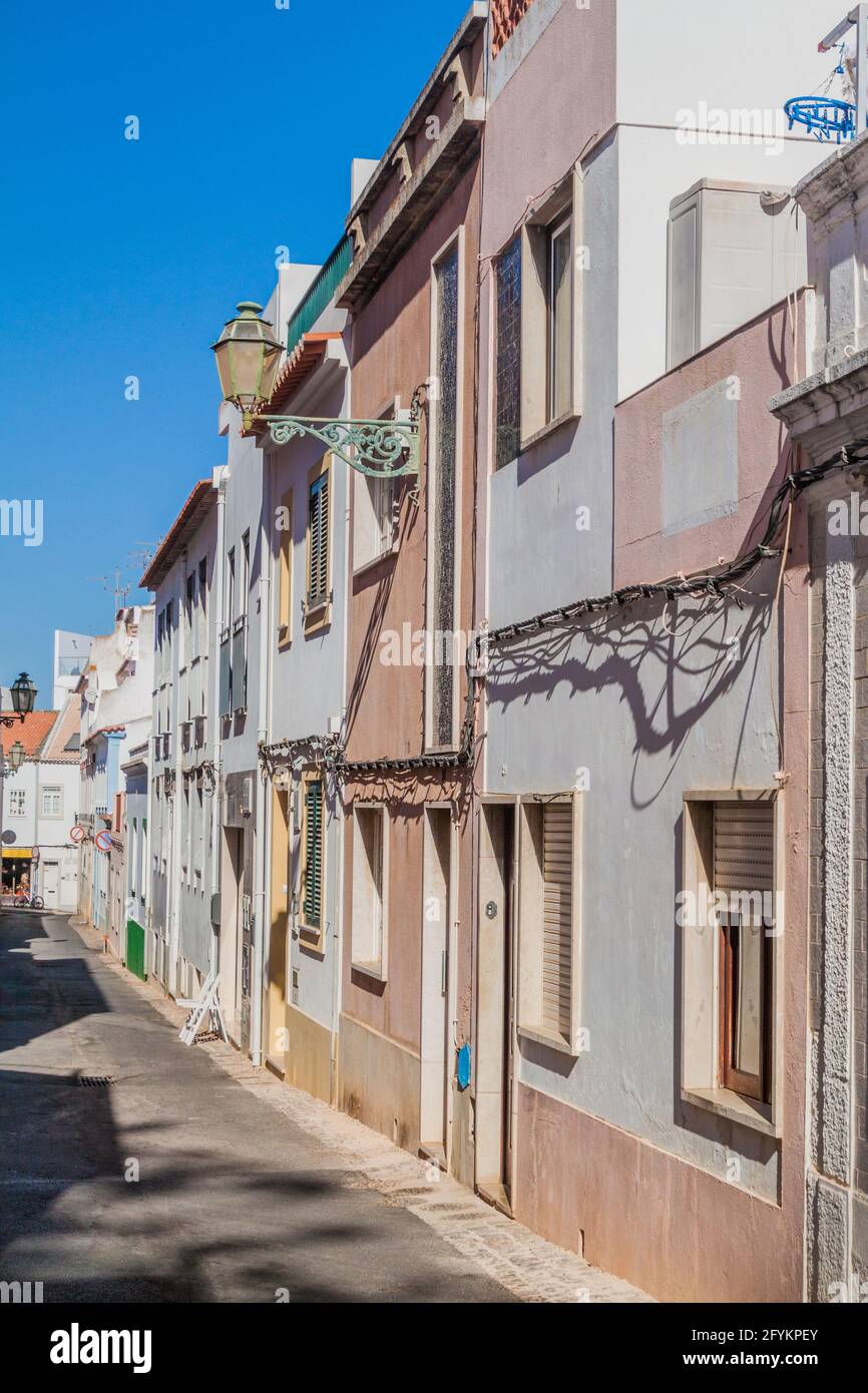 Vista di una strada nel centro storico di Lagos, Portogallo. Foto Stock