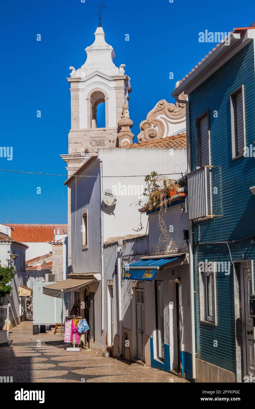 LAGOS, PORTOGALLO - 7 OTTOBRE 2017: Vista di una strada nel centro storico di Lagos, Portogallo. Foto Stock