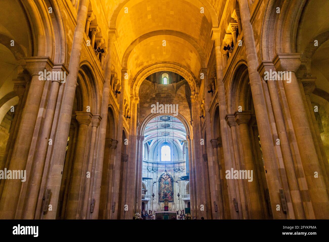 LISBONA, PORTOGALLO - 8 OTTOBRE 2017: Interno della Cattedrale Metropolitana di Santa Maria maggiore a Lisbona, Portogallo Foto Stock